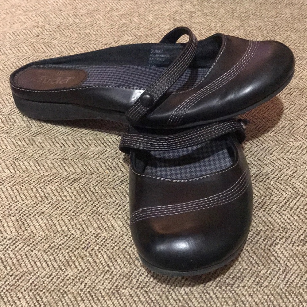 Mudd “Gumby”  7.5 black slides w/ grey stitching
